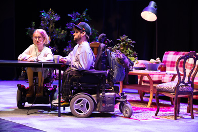 Tobias Holmberg och Emma Åstrand sitter i sina elektriska rullstolar vid sin föreläsning från scenen